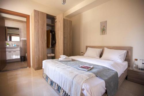 Sioufi - 2-BR Apt & Balcony in Achrafieh, Sinn al Fīl (fotografie 7)