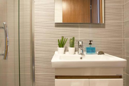 Sioufi - 2-BR Apt & Balcony in Achrafieh, Sinn al Fīl (fotografie 9)