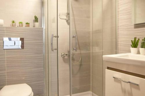 Sioufi - 2-BR Apt & Balcony in Achrafieh, Sinn al Fīl (fotografie 10)