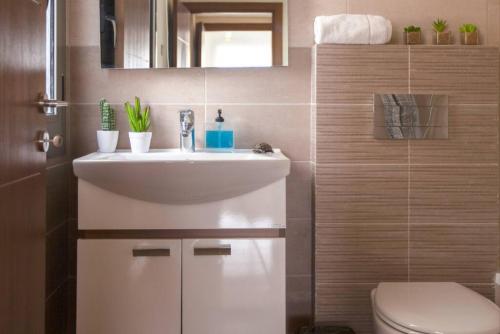 Sioufi - 2-BR Apt & Balcony in Achrafieh - image 4