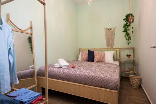 Boho-Chic Cozy 2BR - Apt & Balcony in Mar Mikhael - image 2