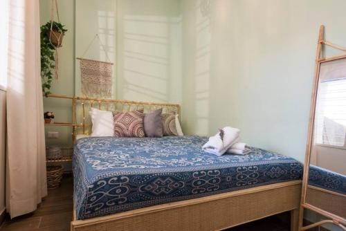 Boho-Chic Cozy 2BR - Apt & Balcony in Mar Mikhael - image 9