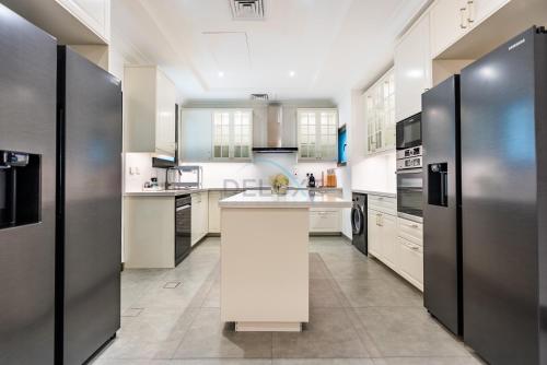 Private Beachfront Villa with Pool Access, Minutes from Nakheel Mall and Monorail, Canal Cove, Palm Jumeirah by Deluxe Holiday Homes, Dubai (photo 7)