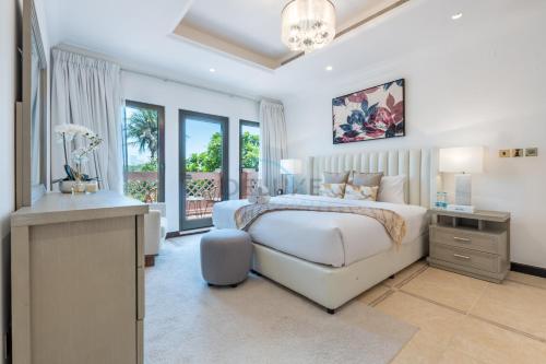 Private Beachfront Villa with Pool Access, Minutes from Nakheel Mall and Monorail, Canal Cove, Palm Jumeirah by Deluxe Holiday Homes, Dubai (photo 9)