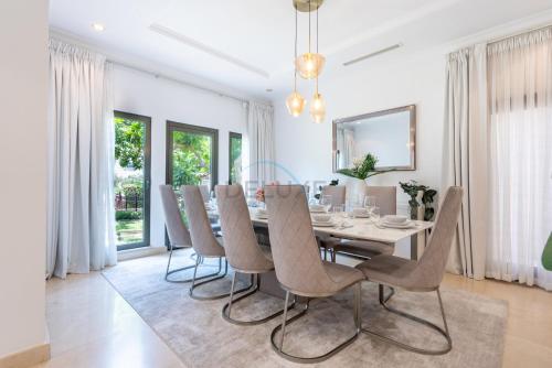 Private Beachfront Villa with Pool Access, Minutes from Nakheel Mall and Monorail, Canal Cove, Palm Jumeirah by Deluxe Holiday Homes, Dubai (photo 6)