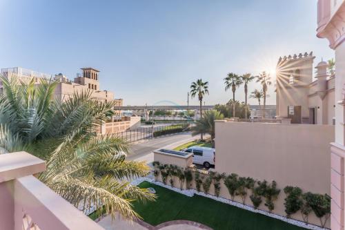 Private Beachfront Villa with Pool Access, Minutes from Nakheel Mall and Monorail, Canal Cove, Palm Jumeirah by Deluxe Holiday Homes, Dubai (photo 10)