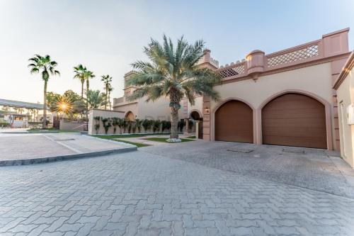 Private Beachfront Villa with Pool Access, Minutes from Nakheel Mall and Monorail, Canal Cove, Palm Jumeirah by Deluxe Holiday Homes, Dubai (photo 3)