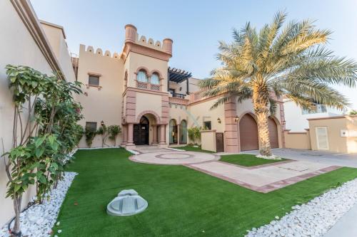 Private Beachfront Villa with Pool Access, Minutes from Nakheel Mall and Monorail, Canal Cove, Palm Jumeirah by Deluxe Holiday Homes, Dubai (photo 2)