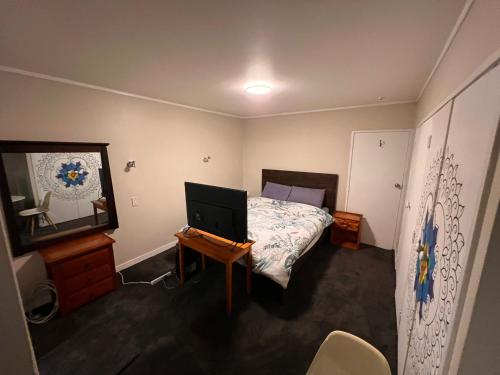 Studio is 2nd door past carport, Auckland (photo 5)