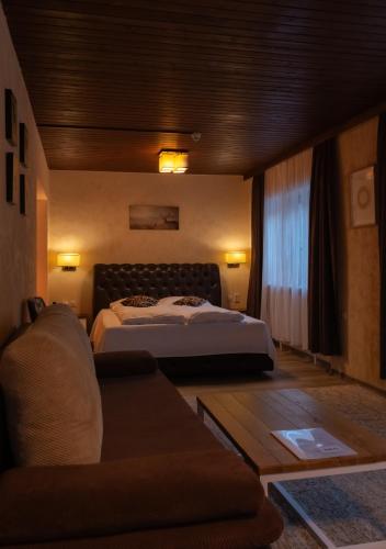1 king bed, 1 sofa bed