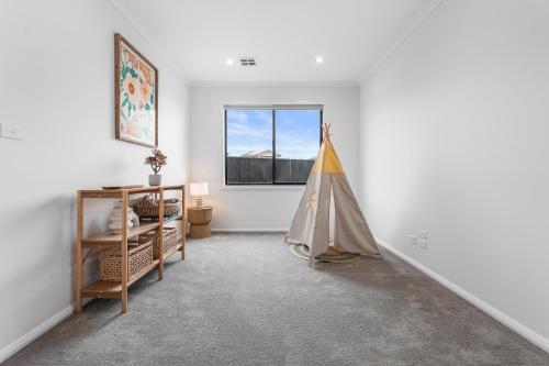 Bright & Roomy 5BR Clyde North Home in Cardinia