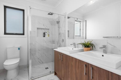 Bright & Roomy 5BR Clyde North Home, Clyde North (photo 8)
