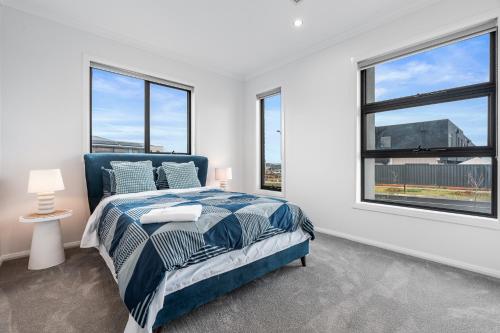 Bright & Roomy 5BR Clyde North Home, Clyde North (photo 6)