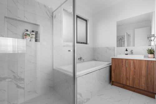 Bright & Roomy 5BR Clyde North Home, Clyde North (photo 9)