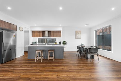Bright & Roomy 5BR Clyde North Home in Cardinia