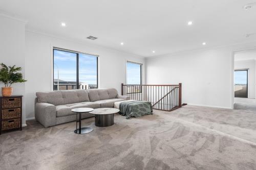 Bright & Roomy 5BR Clyde North Home in Cardinia