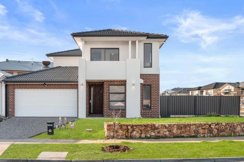 Bright & Roomy 5BR Clyde North Home in Cardinia