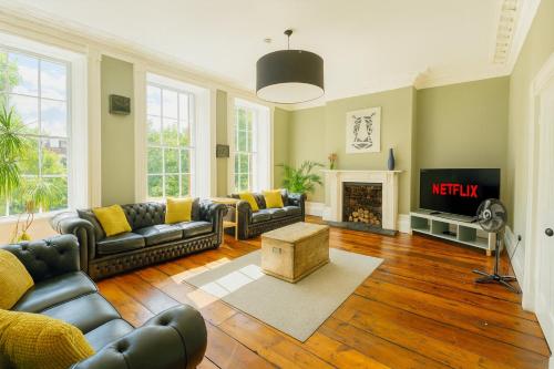 Manchesters Ultimate House - Hot tub - Sleeps 22! - Tap to explore photos