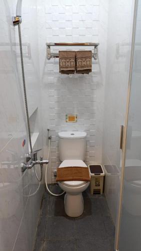 Bathroom, The Cabin Hotel Sidoarum in Godean