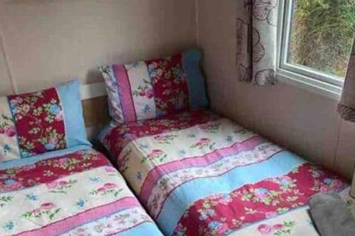 3 Bed Caravan - Sleeps 8 - Pets - Pool - Hot Tub in Brading