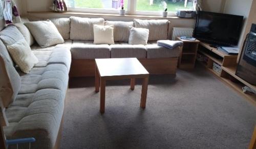 3 Bed Caravan - Sleeps 8 - Pets - Pool - Hot Tub in Brading