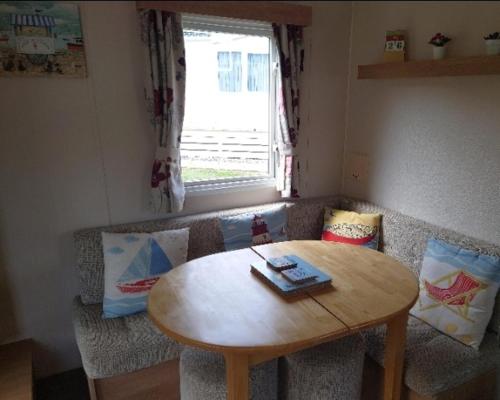 3 Bed Caravan - Sleeps 8 - Pets - Pool - Hot Tub in Brading