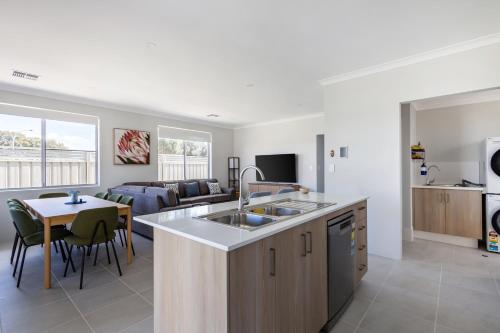 Barefoot2beach By Swan Bnb Management