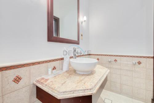 Luxury Beachfront Villa with Direct Beach Access, Next to Community Pool, Close to the Thrills of Aquaventure Waterpark, Canal Cove, Palm Jumeirah by Deluxe Holiday Homes, Dubaj (fotografie 5)