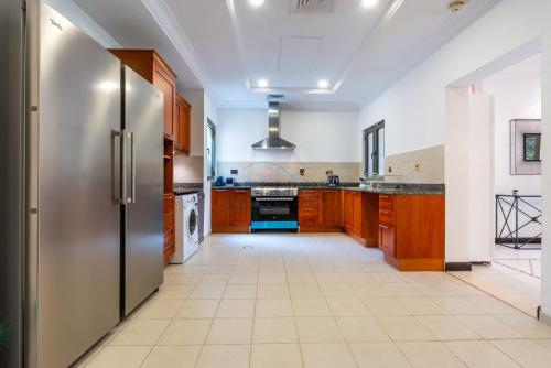 Luxury Beachfront Villa with Direct Beach Access, Next to Community Pool, Close to the Thrills of Aquaventure Waterpark, Canal Cove, Palm Jumeirah by Deluxe Holiday Homes, Dubaj (fotografie 6)