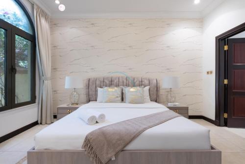 Luxury Beachfront Villa with Direct Beach Access, Next to Community Pool, Close to the Thrills of Aquaventure Waterpark, Canal Cove, Palm Jumeirah by Deluxe Holiday Homes, Dubaj (fotografie 9)