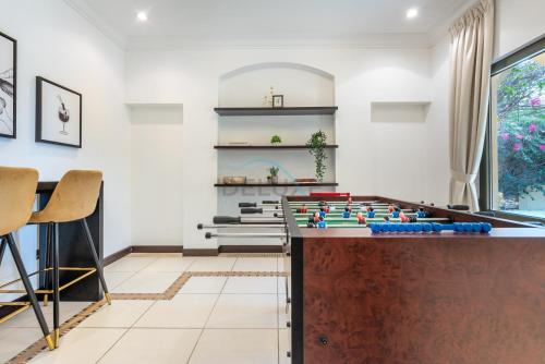 Luxury Beachfront Villa with Direct Beach Access, Next to Community Pool, Close to the Thrills of Aquaventure Waterpark, Canal Cove, Palm Jumeirah by Deluxe Holiday Homes, Dubaj (fotografie 8)