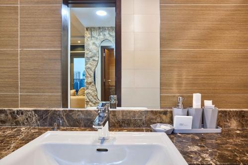 Stylish 1BR Apartment with Marina View, Balcony, Pool & Gym Access, Dubái (foto 5)