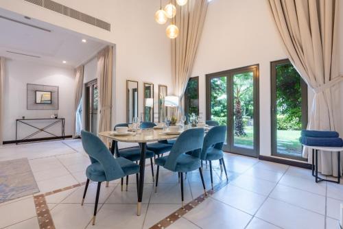 Luxury Beachfront Villa with Direct Beach Access, Next to Community Pool, Close to the Thrills of Aquaventure Waterpark, Canal Cove, Palm Jumeirah by Deluxe Holiday Homes, Dubaj (fotografie 3)