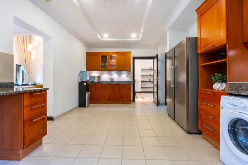 Luxury Beachfront Villa with Direct Beach Access, Next to Community Pool, Close to the Thrills of Aquaventure Waterpark, Canal Cove, Palm Jumeirah by Deluxe Holiday Homes, Dubaj (fotografie 7)