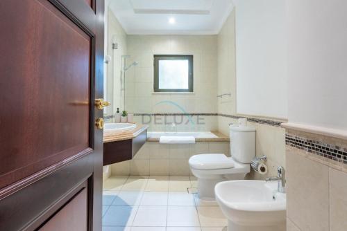 Luxury Beachfront Villa with Direct Beach Access, Next to Community Pool, Close to the Thrills of Aquaventure Waterpark, Canal Cove, Palm Jumeirah by Deluxe Holiday Homes, Dubaj (fotografie 10)