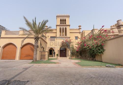 Luxury Beachfront Villa with Direct Beach Access, Next to Community Pool, Close to the Thrills of Aquaventure Waterpark, Canal Cove, Palm Jumeirah by Deluxe Holiday Homes, Dubaj (fotografie 2)