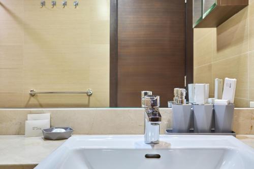 Stylish 1BR Apartment with Marina View, Balcony, Pool & Gym Access, Dubái (foto 6)