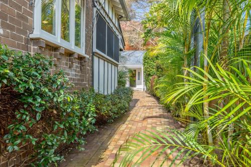 The Stables - Cosy Cottage Vibes near Coogee Beach - image 4