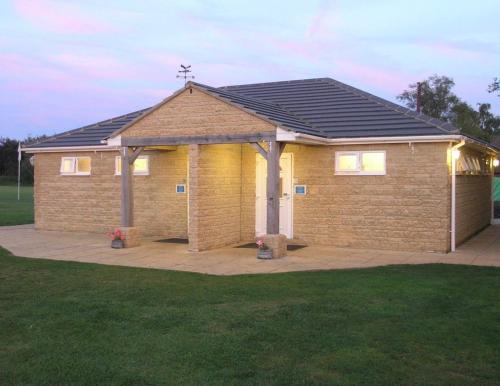 Zuhanyzó, Shepherd's Huts at Cotswold Hills Country Park in Salford