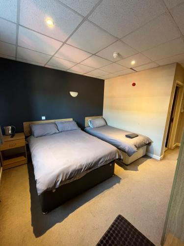 1 double bed, 1 twin bed