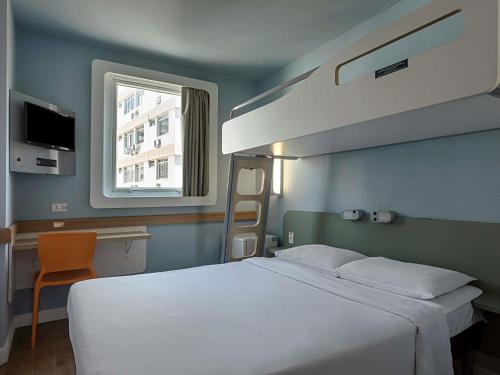1 double bed, 1 bunk bed