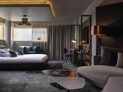 1 king bed, 1 sofa bed