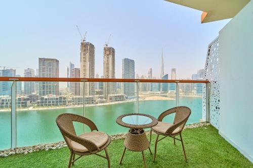 Cozy Studio with Burj Khalifa & Canal Views - image 5