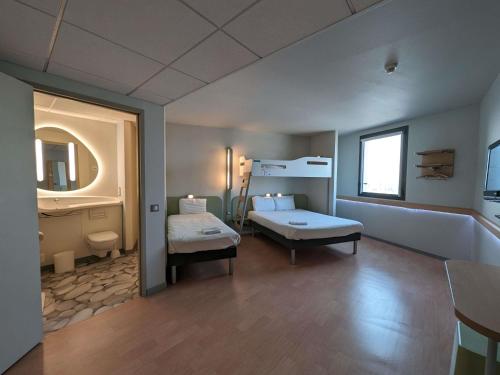 1 double bed, 1 twin bed, 1 bunk bed