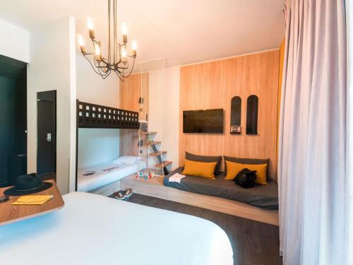 1 queen bed, 1 twin bed, 2 bunk beds