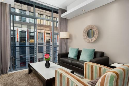 Beautiful Apartment with Pool, Parking and King Bed in Historic Cape Town City Centre