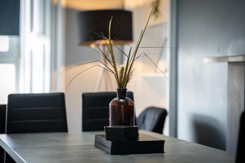 City Centre, 3BR Home, Next to Tram Stop, Sleeps7