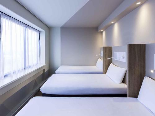 3 twin beds