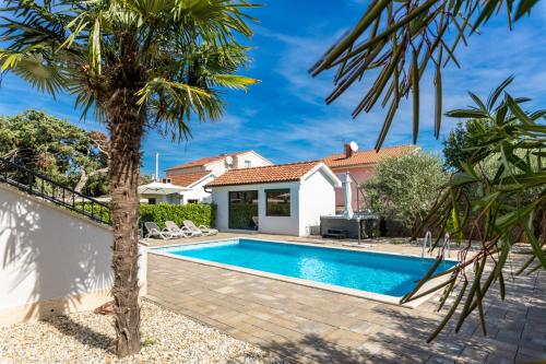 Modern Villa Christian with pool, sauna, and jacuzzi, 10 min walk from the beach – khách sạn tại Porat