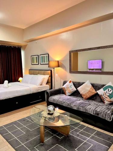Big Studio Unit in Newport near NAIA w Balcony, Manila
